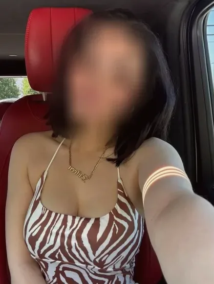 Carla, 27
