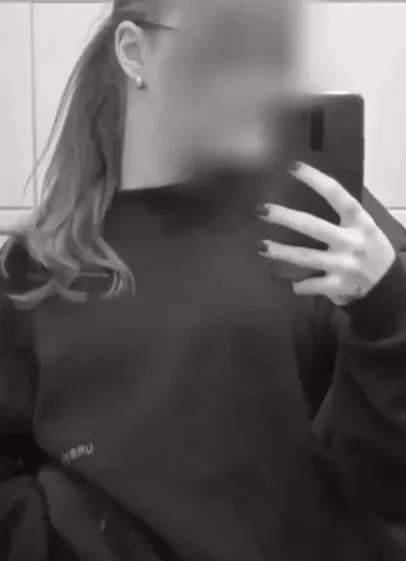 Nicole, 19